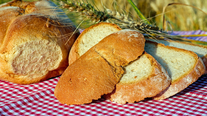 chleb pokrojony w pajdy