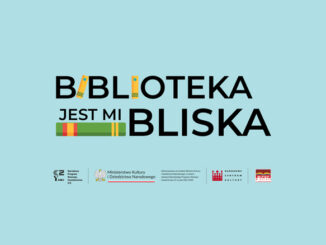 logotyp projektu biblioteka jest mi bliska, czarny napis biblioteka jest mi bliska na jasno niebieskim tle, w napis wkomponowane są rysunki grzbietów książek